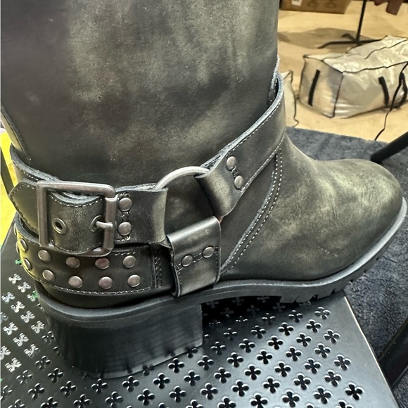 318.322. NEW SIZE 7 Black Combat Moto Boots with Buckle Straps - Picture 4 of 7